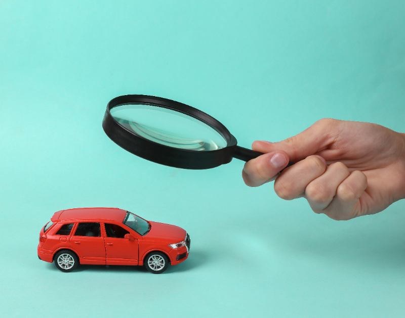 Miniatura de carro sob uma lupa