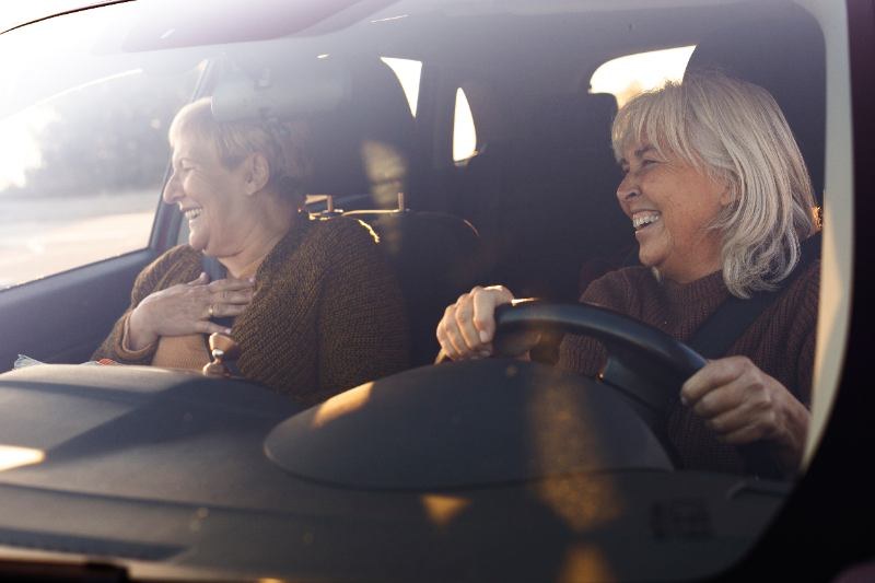 Pessoas idosas no interior de um carro
