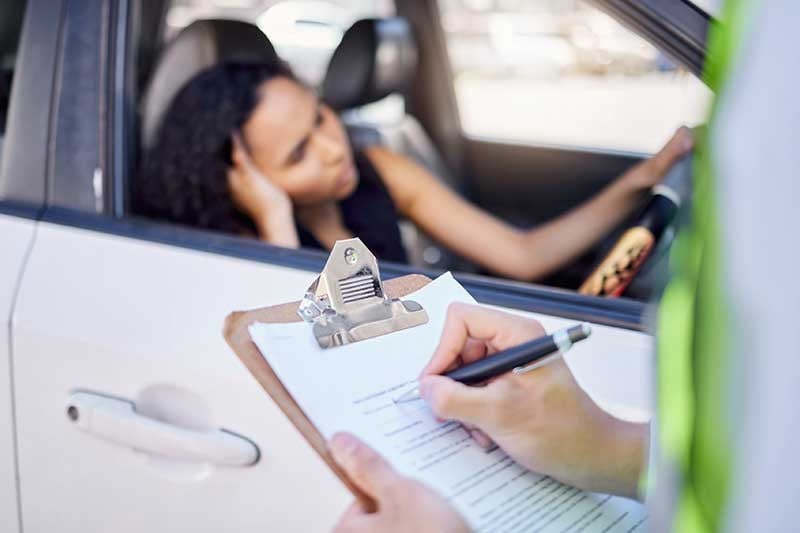 Conferência de documentos junto a um carro