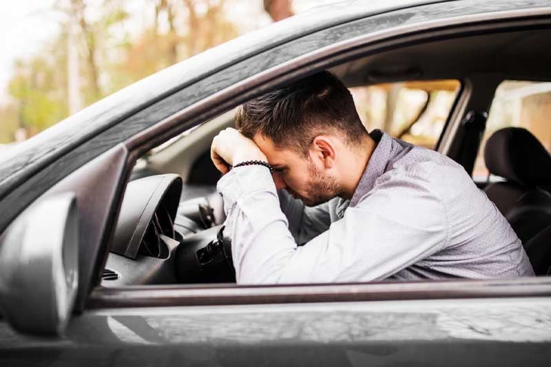 Motorista sentado ao volante