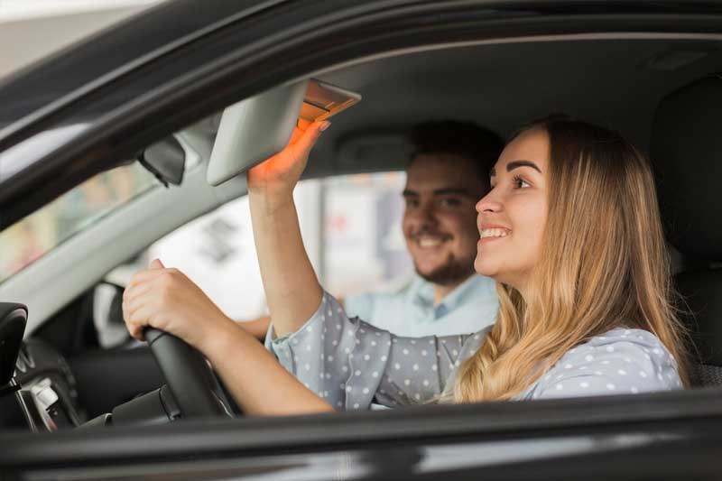 Pessoa aprendendo a dirigir com acompanhamento