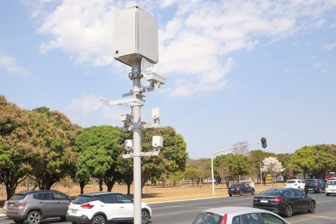 Equipamento de fiscalização instalado junto à via
